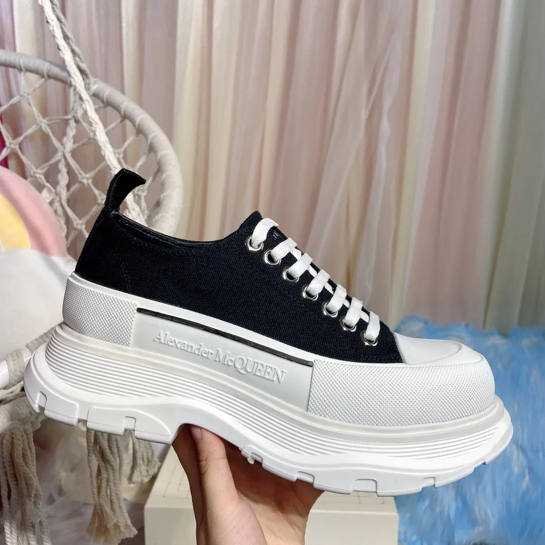 👟👟Ex-factory price👟👟Ex-factory price 480👟👟Mc Queen McQueen’s new couple shoes! 2020ss spring first release‼ ️‼ ️Young ladies who are fashion representatives must be in the forefront of fashion! The unique personality of the shoes adds full charm, and the shoes are super stylish. ⚠The uppers are made of customized original canvas. The color is warm and moist. 🔸The inner padding is made of imported goatskin. Full of flexibility! The round toe design allows the toes to be completely released🥰 Get rid of the original pressure of shoes! 🔸The outsole adopts the original molded vacuum outsole. The process of combining several layers of outsole is complicated. Super light and super comfortable! Super affordable ❤️ 🔸 🔸Size: 35-44 men’s and women’s sizes. The latest counter packaging low-top 👟👟 ex-factory price 👟👟 ex-factory price 500. High top 260. Men's size +10